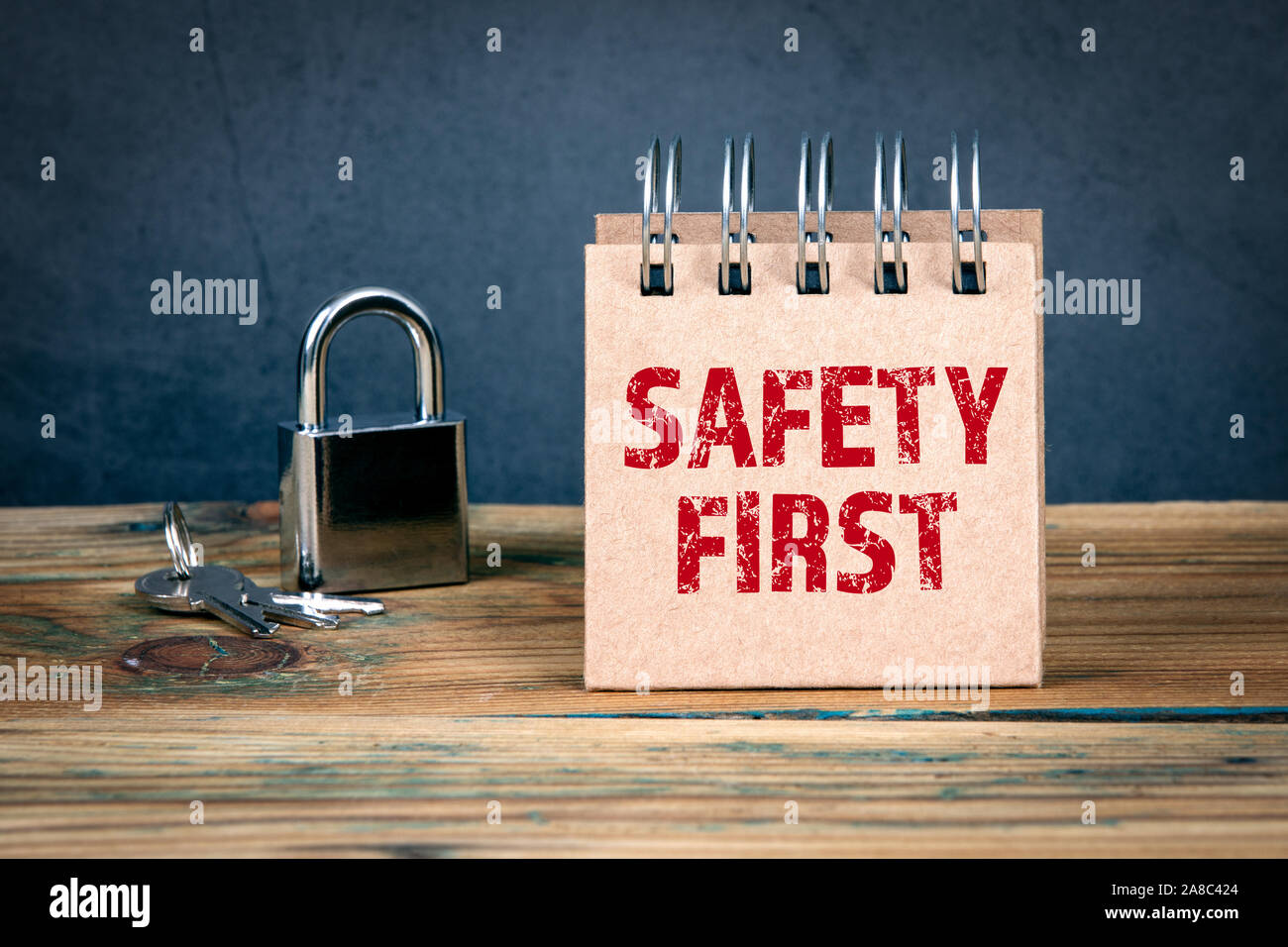 La sicurezza prima di tutto. Lavoro, casa, social media e bambino il concetto di sicurezza. Il lucchetto e il notebook sul tavolo Foto Stock