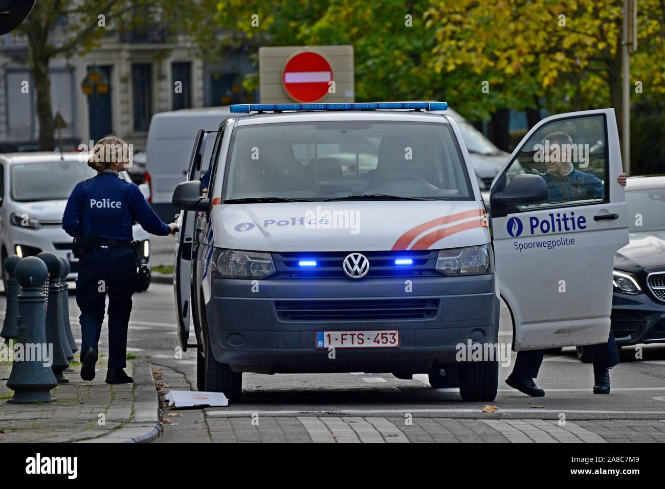 Belga di Polizia Ferroviaria - spoorwegpolitie - risponde a un incidente in Boulevard de Waterloo, Bruxelles, Belgio Foto Stock