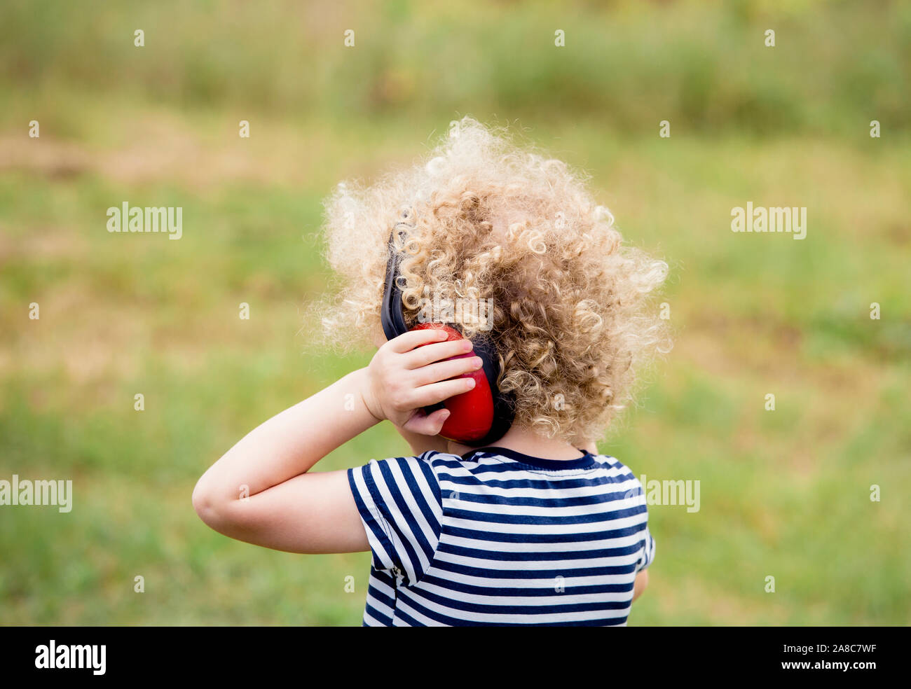 Child wearing anonymous immagini e fotografie stock ad alta risoluzione -  Alamy