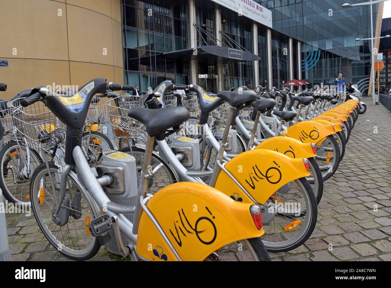 Villo! Noleggio di biciclette nel parcheggio bici docks fuori stazione Midi  di Bruxelles, Belgio Foto stock - Alamy
