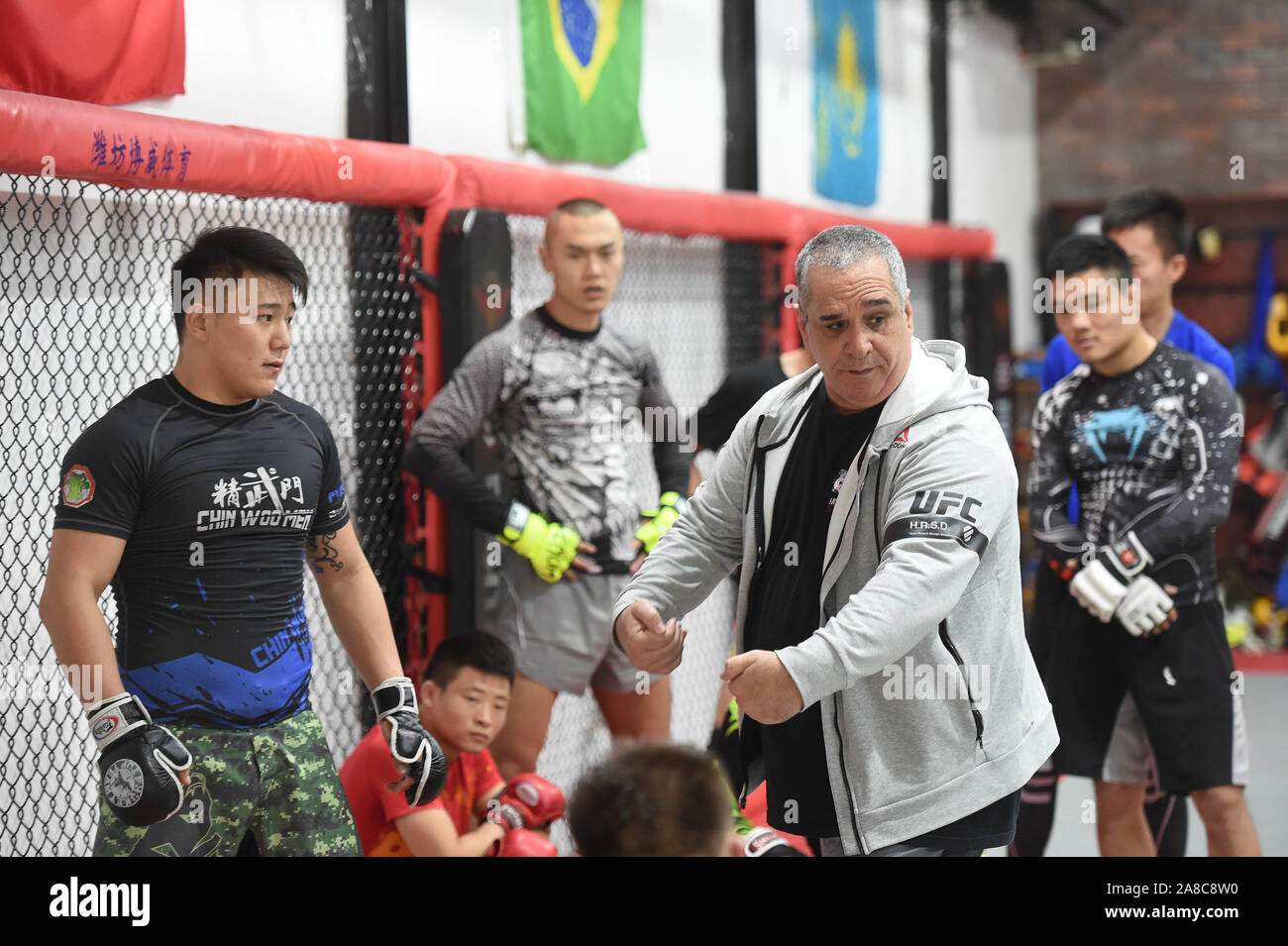 (191108) -- PECHINO, nov. 8, 2019 (Xinhua) -- Ruy Menezes (R, anteriore) dimostra le azioni durante una sessione di formazione presso un club di Pechino, Cina, nov. 6, 2019. Ruy Menezes è un 54-anno-vecchio Jiu-Jitsu brasiliano in pullman da Rio de Janeiro. Ha ottenuto la cintura nera da Carlson Gracie Junior, che è nipote di Ju-Jitsu brasiliano comandante Carlos Gracie. Ruy è venuto in Cina per la prima volta nel 2003. In 2009, Ruy ha cominciato ad insegnare Jiu-Jitsu presso un club di Pechino. Quattro giocatori cinese ha ottenuto cinture nere sotto le istruzioni da Ruy. Attualmente, Ruy si assesta nella città di Pechino e di abituarsi alla vita quotidiana qui. Foto Stock