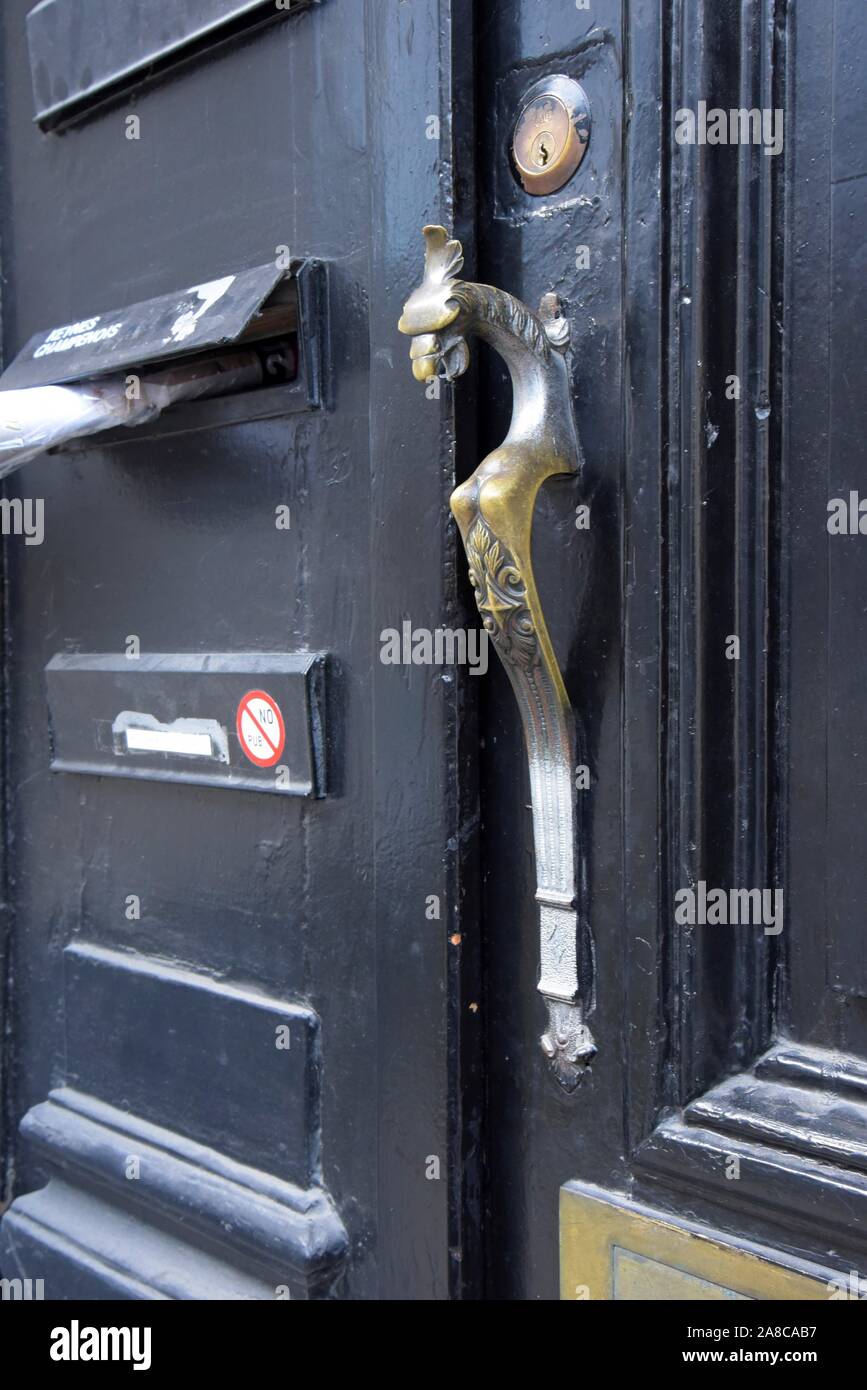 Un ornato di ottone vintage maniglia della porta in forma di Griffin. Bruxelles, Belgio Foto Stock