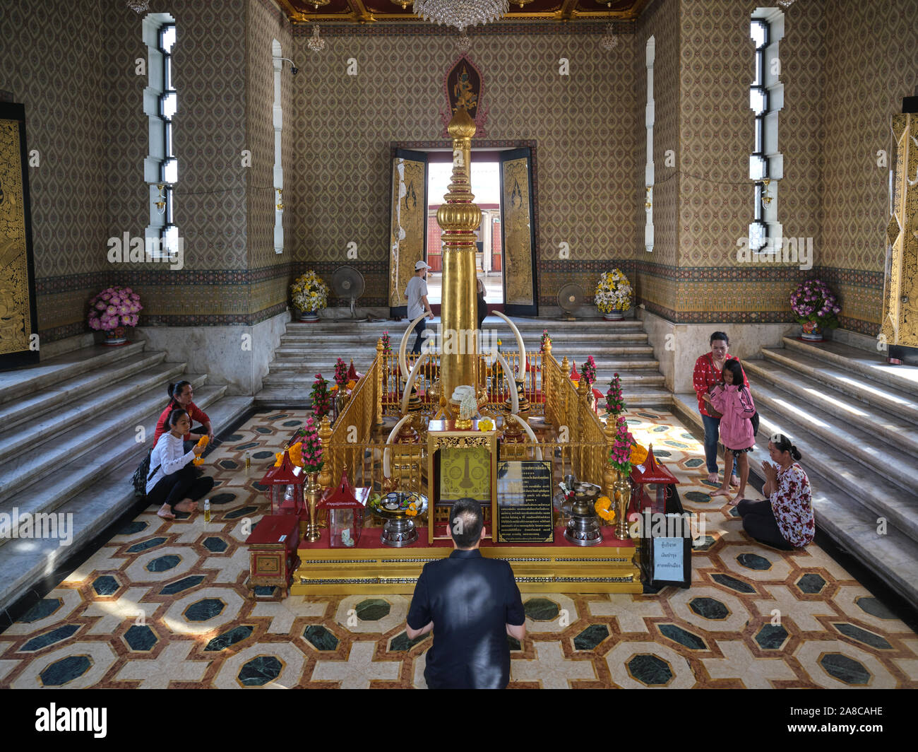 Fedeli in preghiera presso il Lak Mueang (Muang o pilastro della città santuario a Bangkok, Thailandia, il pilastro che simboleggia la città di spirito custode Foto Stock