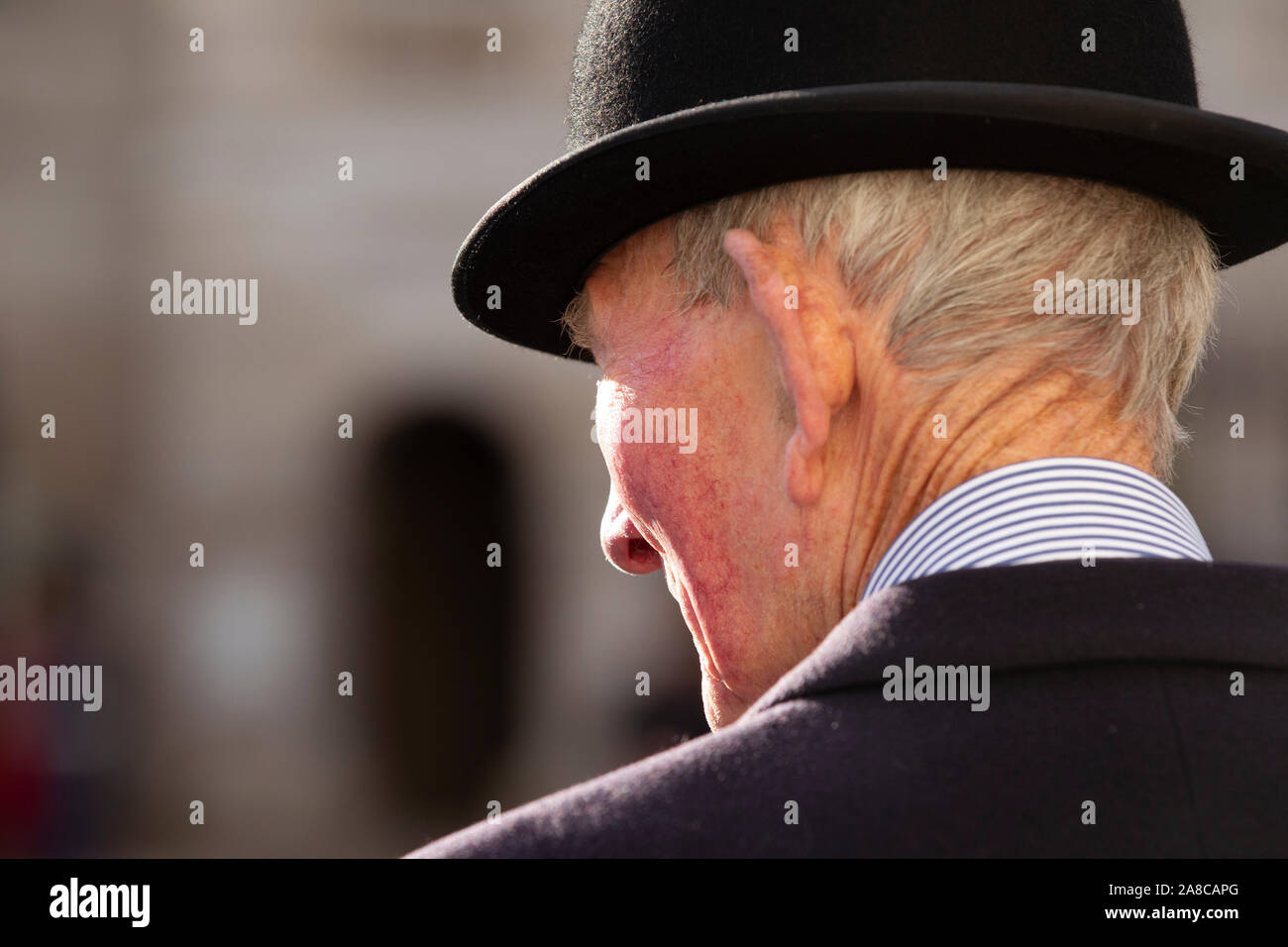 L'ex esercito veterano, funzionario, gentleman indossando un cappello bowler, facendo una passeggiata verso il basso di Whitehall, London, England, Regno Unito Foto Stock