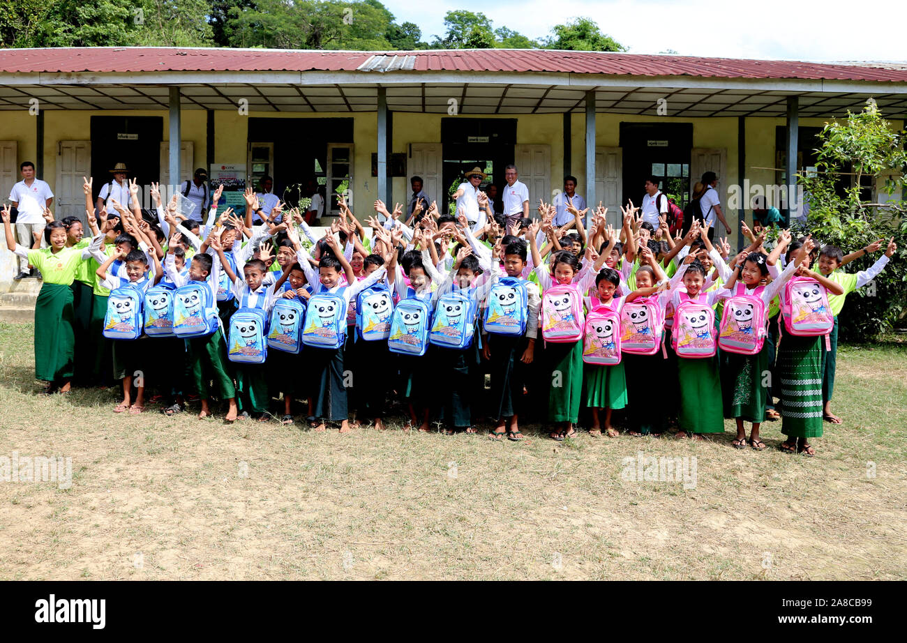 (191108) -- KYAUKPHYU, nov. 8, 2019 (Xinhua) -- Gli studenti che trasportano scuola di sacchi con panda immagini posano per una foto di gruppo durante la cerimonia di donazione ha portato dalla Cina la fiducia internazionale e Investment Corporation (Citic) Consorzio in Kyaukphyu township dello Stato di Rakhine, Myanmar, nov. 7, 2019. Da lunedì, il consorzio CITIC donato 4.000 schoolbags che includono stationeries e 5.000 T-shirt per 32 scuole in Kyaukphyu township. (Foto di Soe Moe Oo/Xinhua) Foto Stock