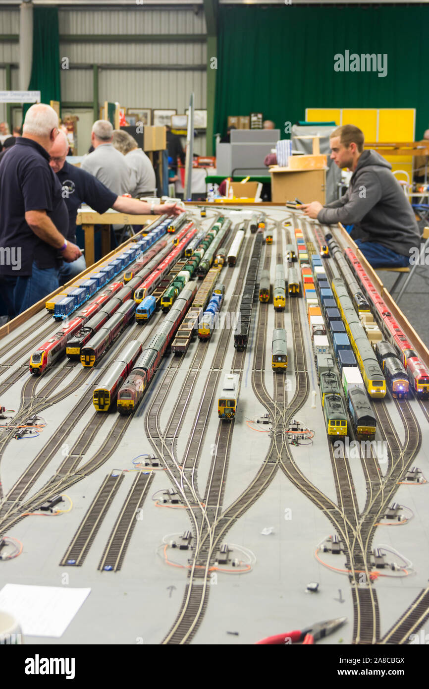 I treni di modello su un layout fieristico, vigilato e azionato dal modello di treno appassionati durante il Wigan Finescale mostra il modello 2017. Foto Stock