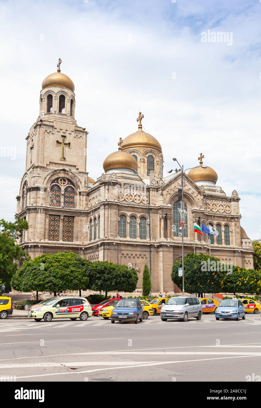 Varna, Bulgaria - Luglio 17, 2014: Dormizione della Madre di Dio cattedrale, Varna. Verticale di street view con macchine parcheggiate Foto Stock