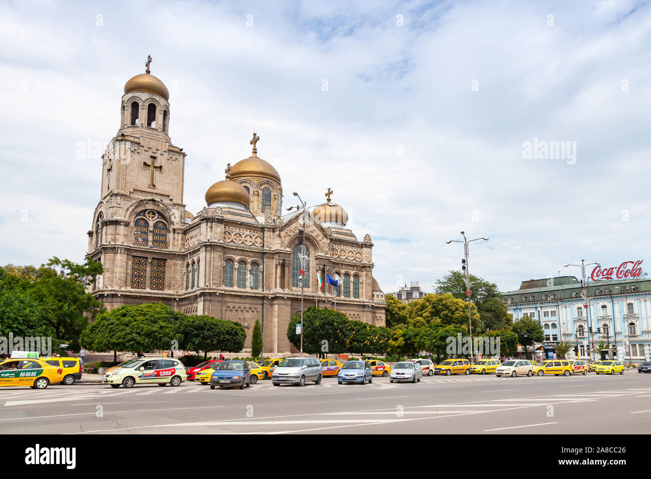 Varna, Bulgaria - Luglio 17, 2014: Dormizione della Madre di Dio cattedrale, Varna. Street View di automobili parcheggiate Foto Stock