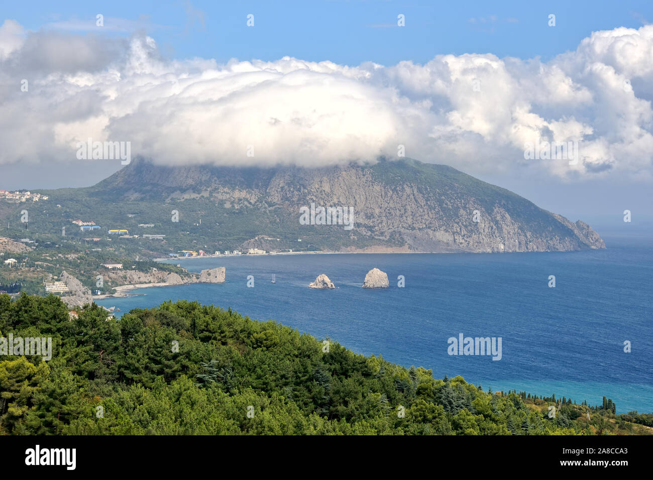 Mountain Au-Dag sotto le nuvole Foto Stock