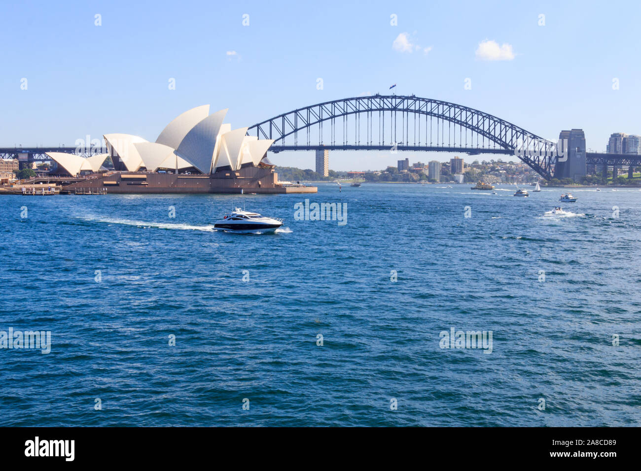Sydney, Australia - 24 Marzo 2013: vista dell'Opera House di Sydney Harbour. Il Ponte del Porto di Sydney è in background. Foto Stock