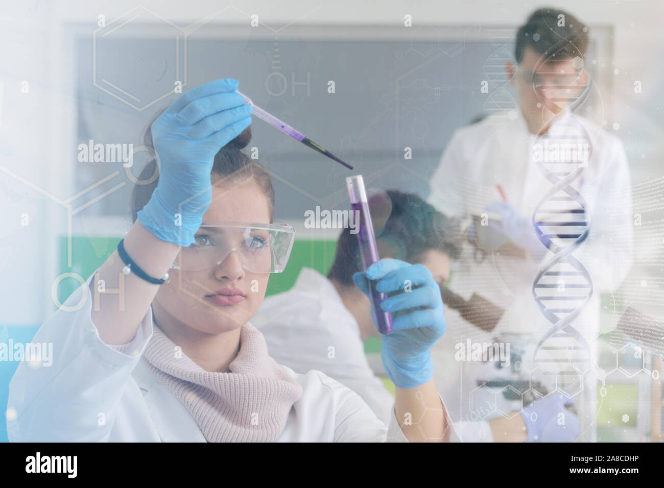 Un gruppo di giovani scienziati di laboratorio lavora presso il laboratorio con provette e microscopio, di test o di ricerca in laboratorio clinico.scienza, chimica, biolog Foto Stock