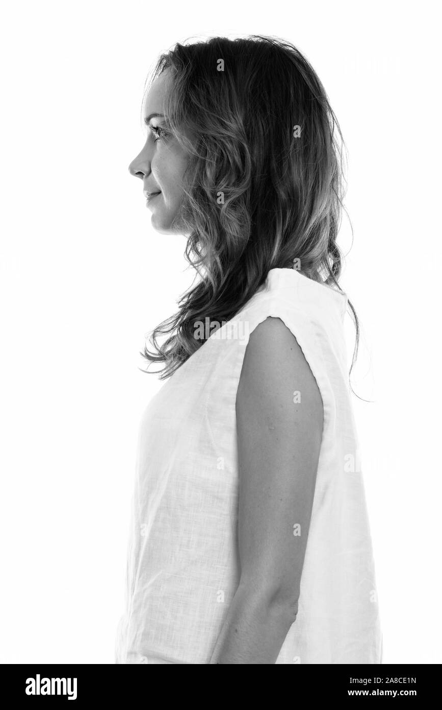 Vista di profilo di giovane donna bella in bianco e nero Foto Stock