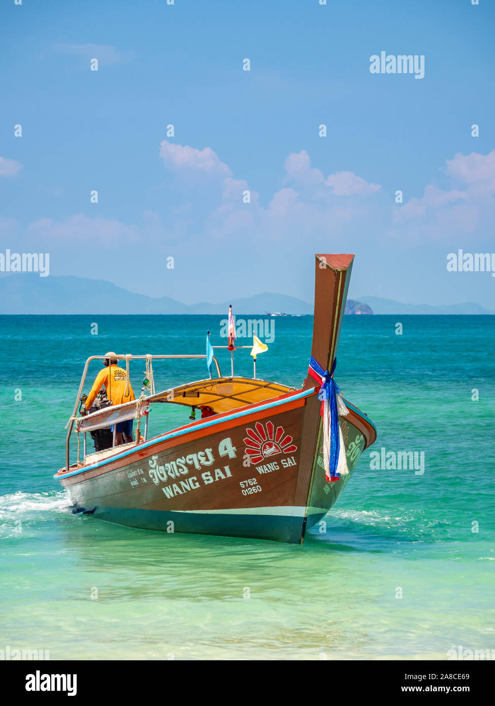 Ao Nang, Tailandia - 18 febbraio 2019: tradizionale barca dalla coda lunga sulla spiaggia Ao Nang in Krabi Thailandia Foto Stock