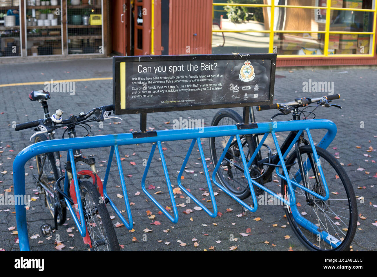Rastrelliera per biciclette con avvertimento circa 'Bike esca' anti-furto programma in Vancouver, BC. Foto Stock