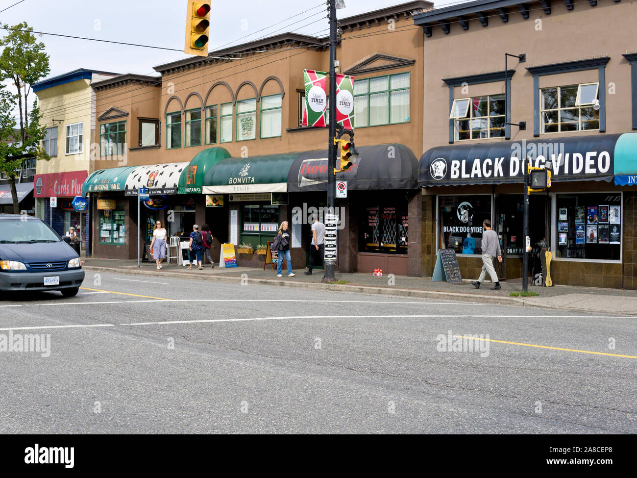 Strada e negozi su unità commerciale in Vancouver, British Columbia, Canada. La gente a passeggiare e a fare shopping su unità commerciale in Vancouver, BC. Foto Stock