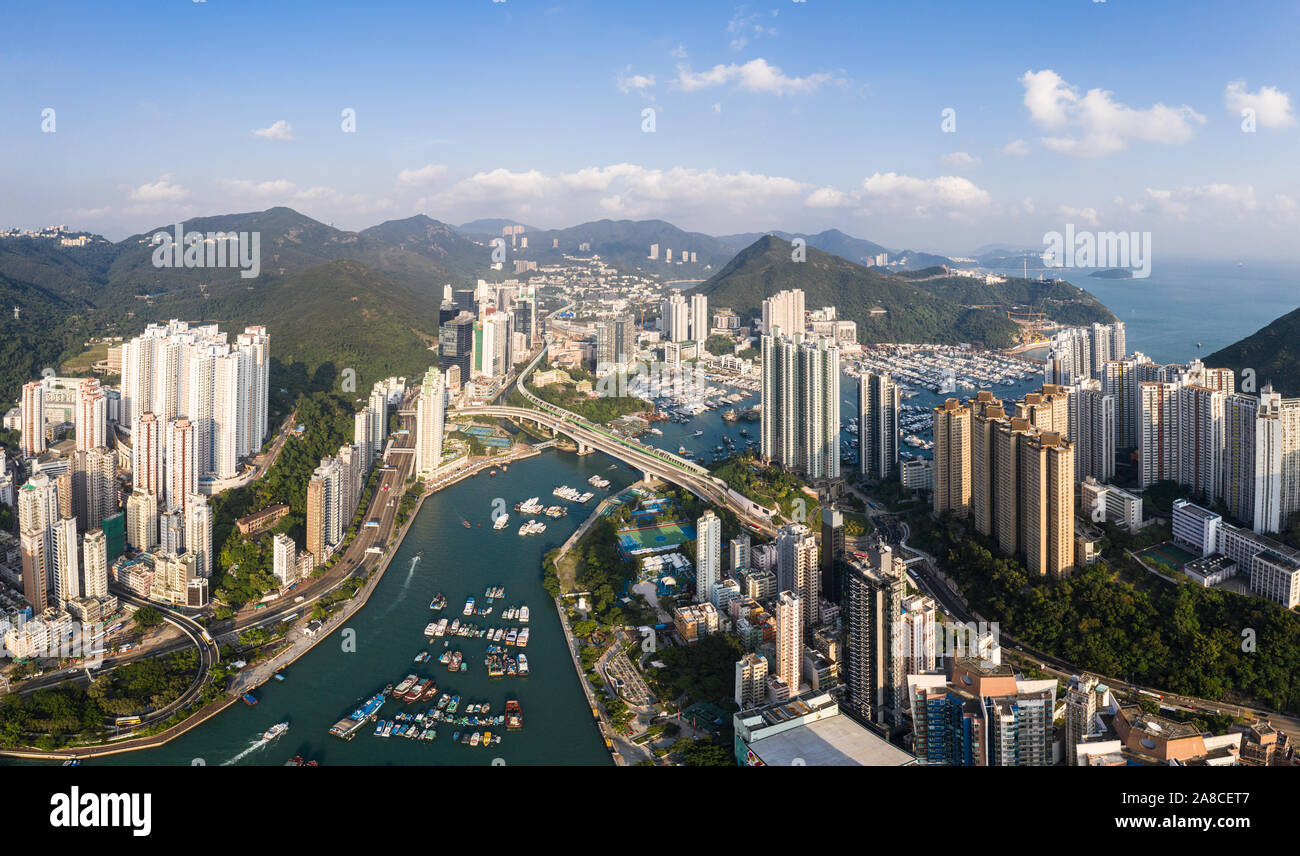 Vista aerea di Aberdeen quartiere residenziale e l'Ap Lei Chau isola in isola di Hong Kong con il famoso villaggio galleggiante di Hong Kong Foto Stock