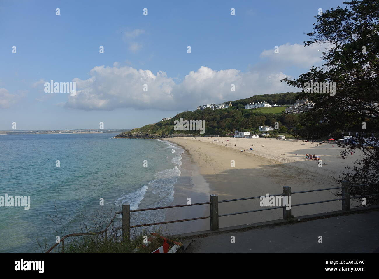 Bellissimo paesaggio della Cornovaglia sulla costa in condizioni di luce solare intensa nel cuore dell'estate Foto Stock