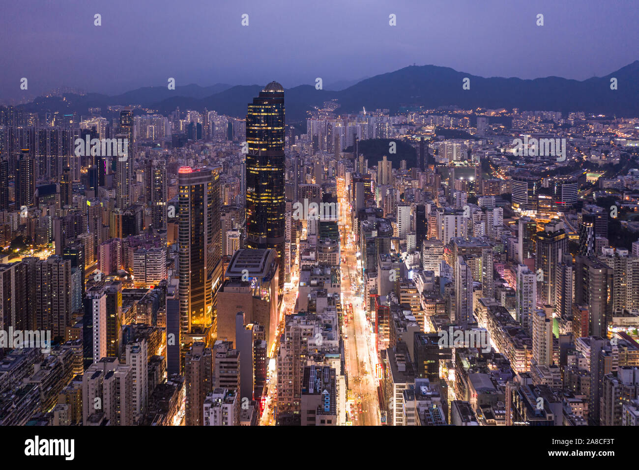 Viola tramonto sulla famosa Nathan Road in molto affollato quartiere di Mongkok Kowloon, Hong Kong Foto Stock