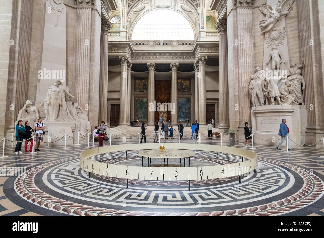 Bella vista panoramica del pendolo di Foucault all'interno del famoso Panthéon mausoleo di Parigi. Si tratta di un dispositivo chiamato dopo il fisico francese Léon Foucault... Foto Stock