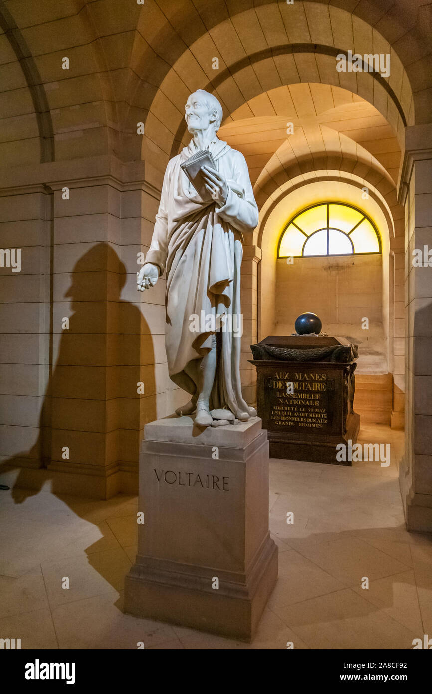 Voltaire la tomba nella Parigi Panthéon mausoleo in formato verticale. La bara e una statua di Voltaire può essere visto nella necropoli. Foto Stock