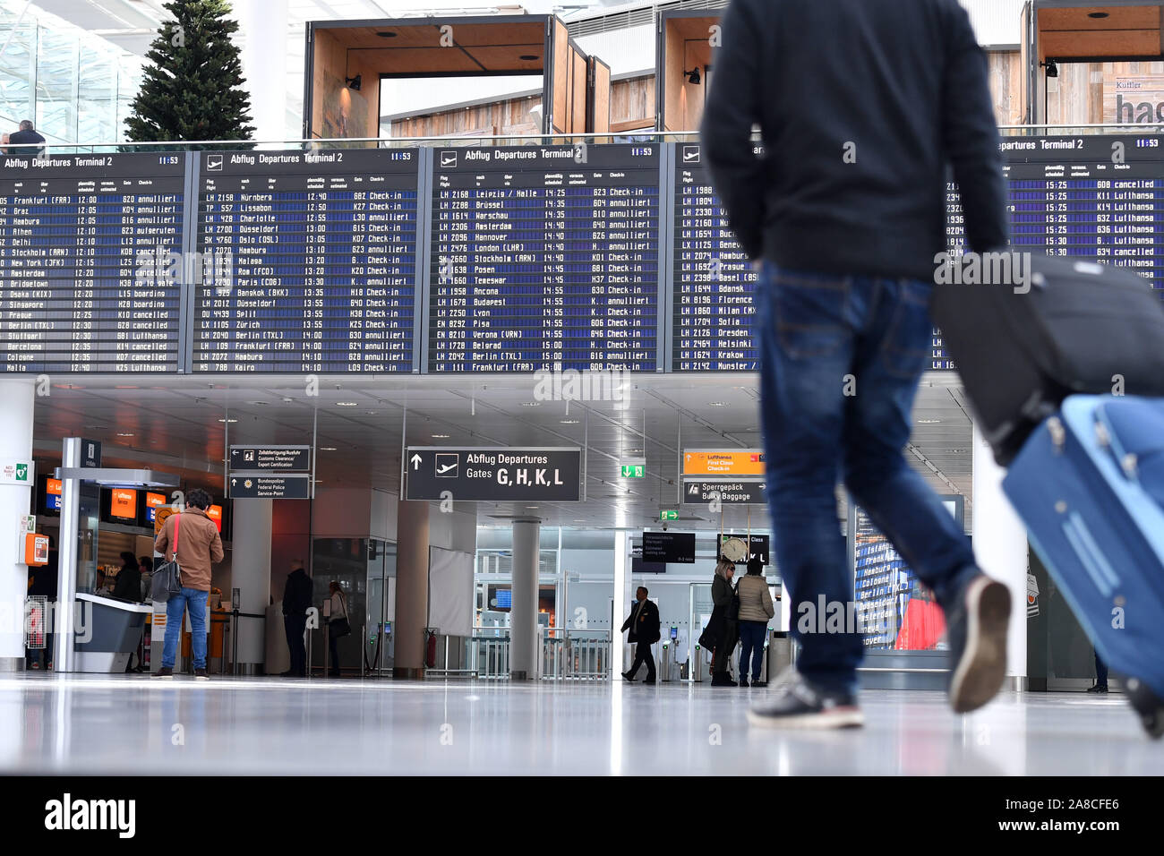 Monaco di Baviera, Deutschland. 07 Nov, 2019. Scheda di partenza al Terminal 2 dell'aeroporto Franz Josef Strauss di Monaco di Baviera - più di 1300 voli sono stati cancellati a causa della 48 ore di sciopero da parte della organizzazione escort UFO. Sciopero degli assistenti di volo europea UFO in Muenchen su 07.11.2019. | Utilizzo di credito in tutto il mondo: dpa/Alamy Live News Foto Stock