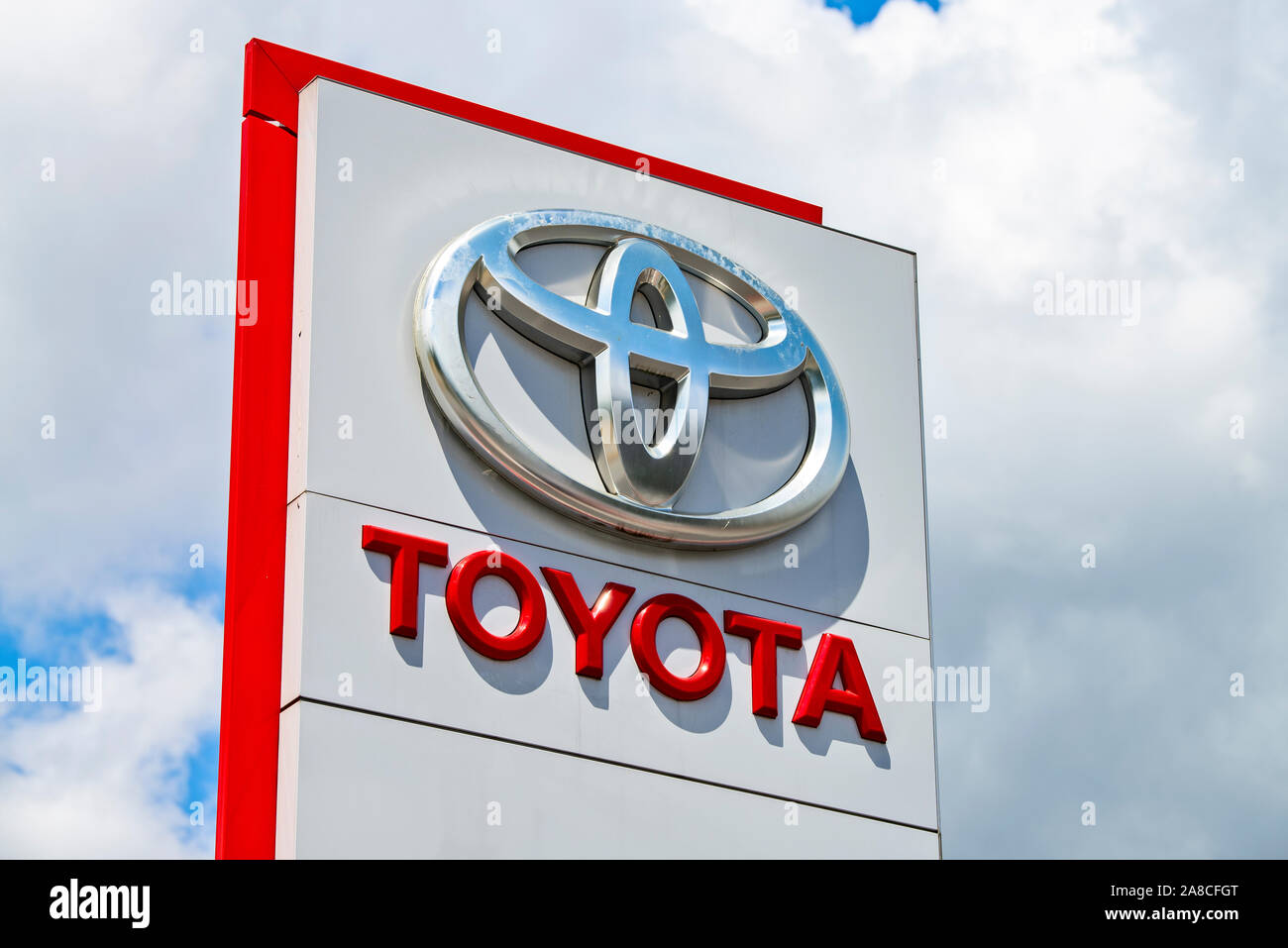 Toyota scudo di una concessionaria auto di fronte cielo grigio Foto Stock