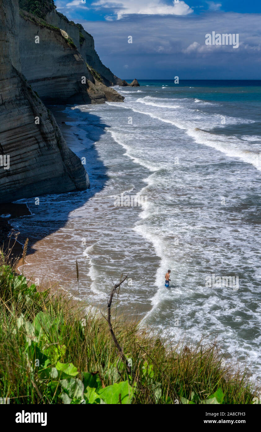Affacciato sul mare con onde forti sulla costa di Corfù Foto Stock