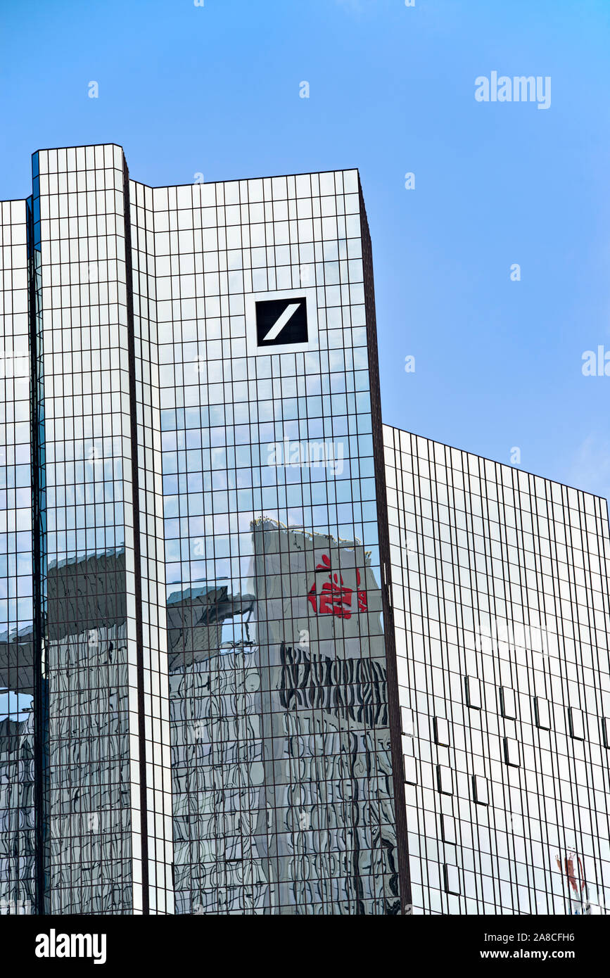 Deutsche Bank sede a Francoforte con il logo e la riflessione delle Sparkassen logo in facciata Foto Stock