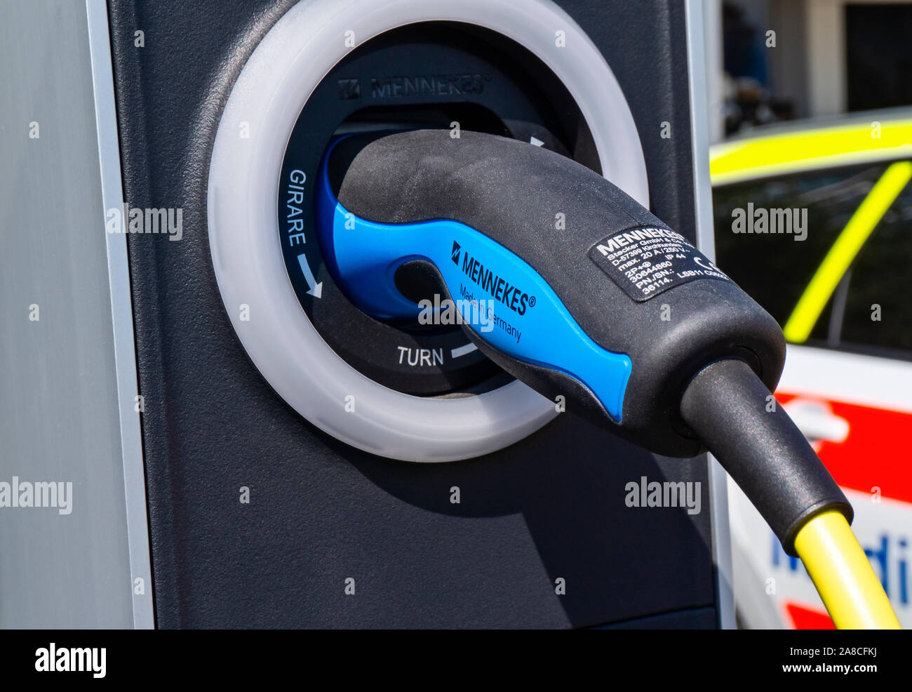 Mennekes spina è inserita nella presa di una stazione di ricarica per auto elettriche Foto Stock