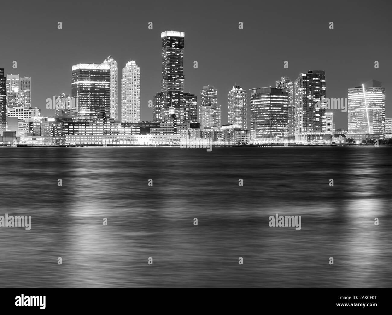 Immagine in bianco e nero di Jersey City skyline notturno, STATI UNITI D'AMERICA. Foto Stock