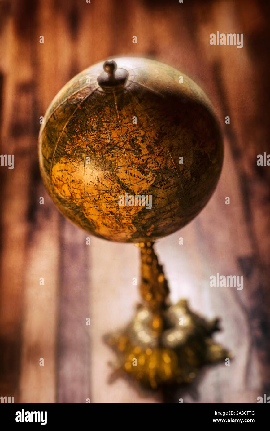 Globo storico su una tavola di legno Foto Stock