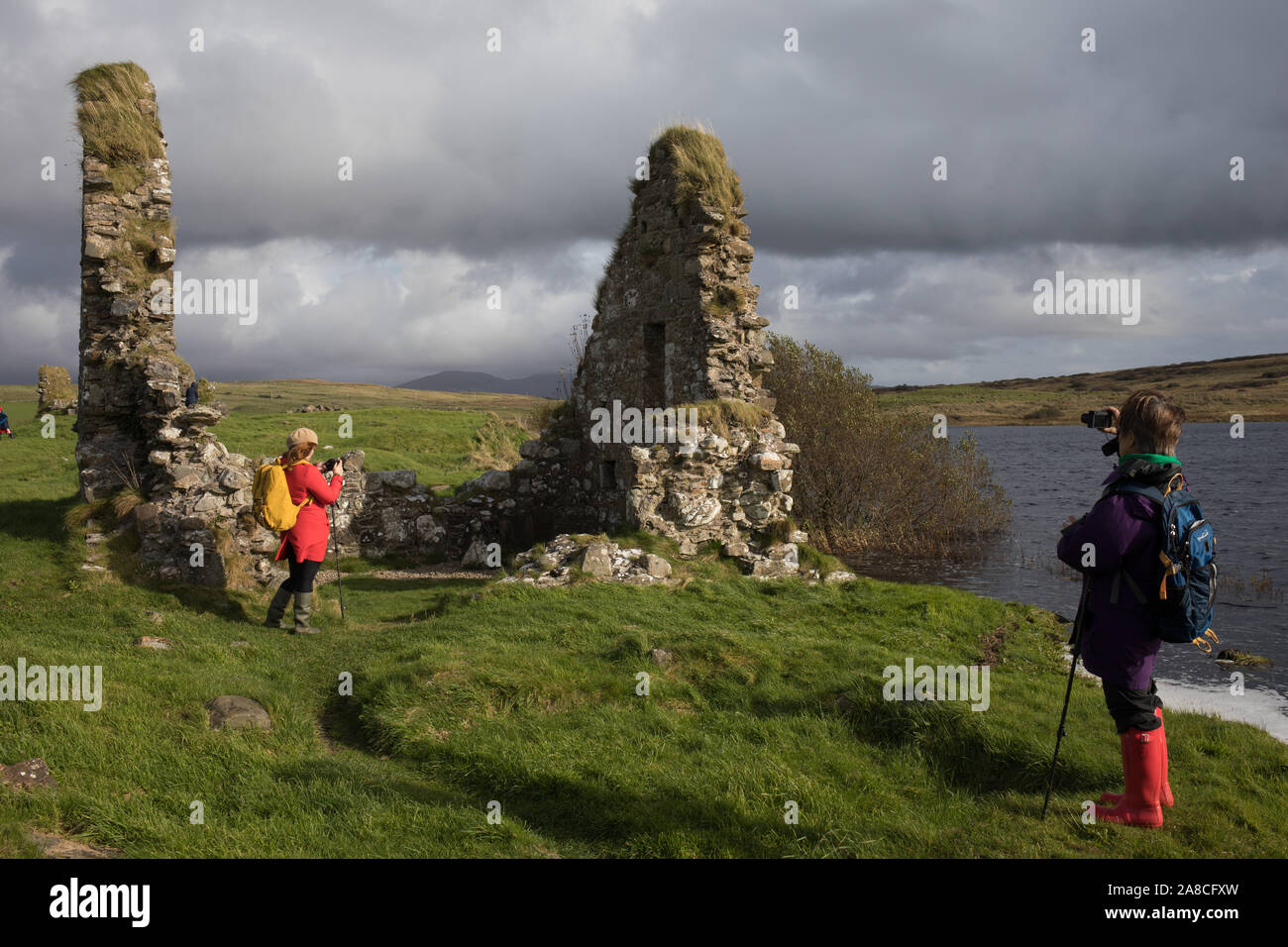 Eilean Mòr, luogo di incontro dei signori di Isles, in Loch Finlaggan, su Islay, Scozia, 17 ottobre 2019. Foto Stock