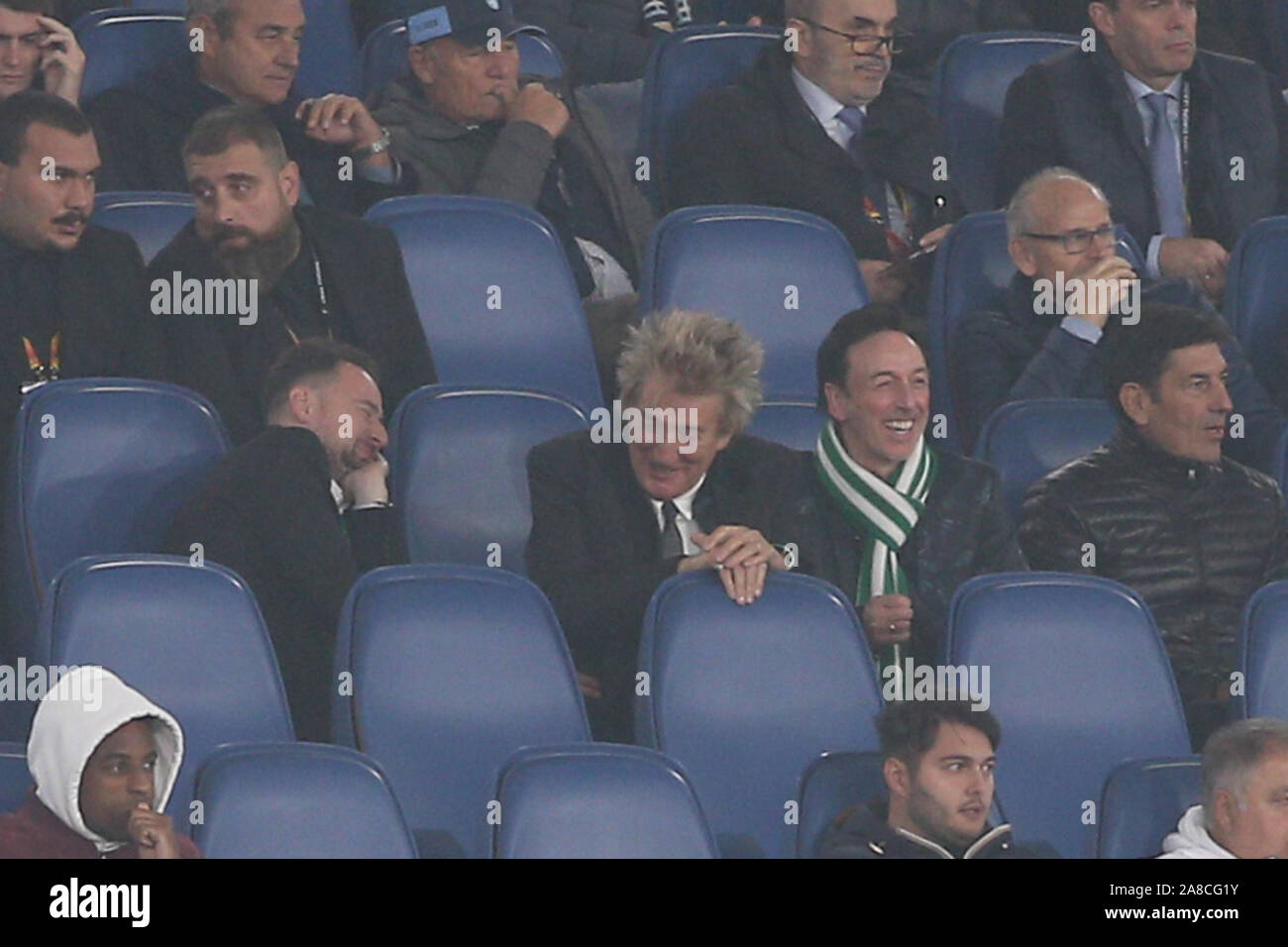 Roma, Italia. 07 Nov, 2019. Roma, Italia - 07 Novembre 2019: Rod Stewart appassionati di musica celtica con gli amici sulle tribune nella UEFA Europa League Gruppo E partita di calcio tra la SS Lazio e Celtic Glasgow, allo Stadio Olimpico di Roma. Credit: Indipendente Agenzia fotografica/Alamy Live News Foto Stock