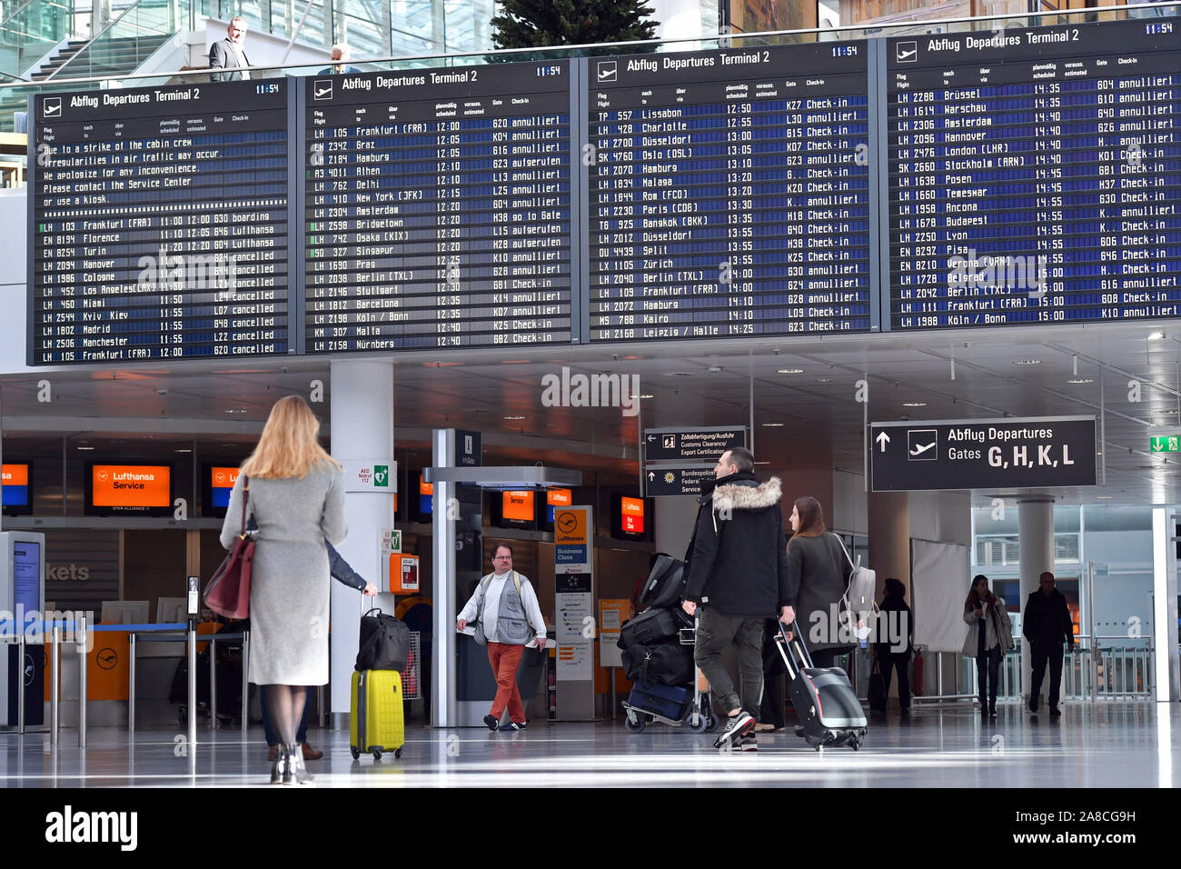 Monaco di Baviera, Deutschland. 07 Nov, 2019. Scheda di partenza al Terminal 2 dell'aeroporto Franz Josef Strauss di Monaco di Baviera - più di 1300 voli sono stati cancellati a causa della 48 ore di sciopero da parte della organizzazione escort UFO. Sciopero degli assistenti di volo europea UFO in Muenchen su 07.11.2019. | Utilizzo di credito in tutto il mondo: dpa/Alamy Live News Foto Stock