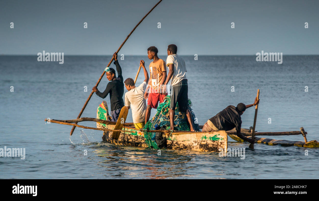 Comunità di Vezo vicino a Tulear (Toliara), Madagascar sud-occidentale. Immagini della vita quotidiana, specialmente attività di pesca. Foto Stock