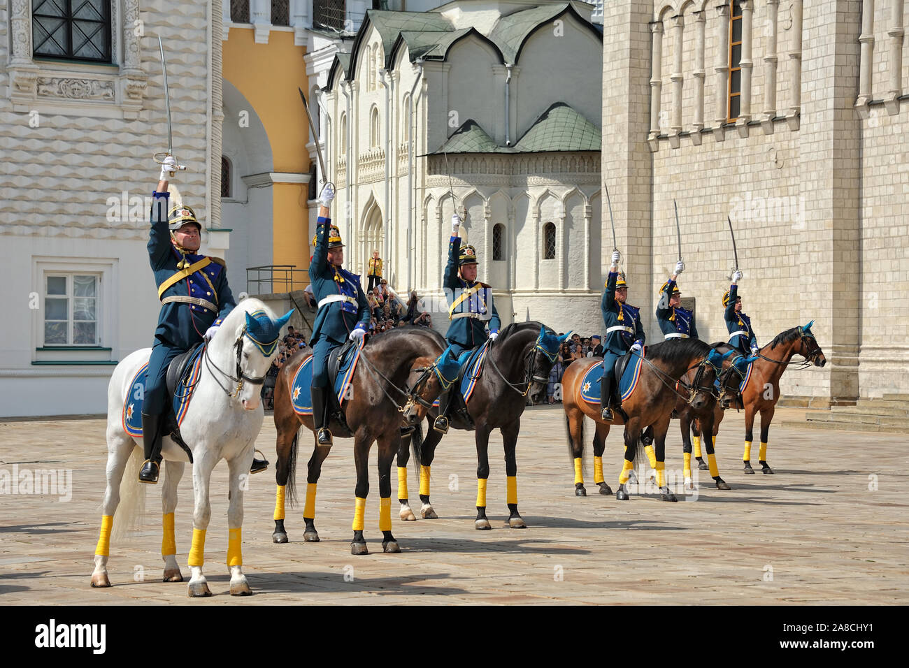 Cavalieri di Escort Onorario con Sabre rialzate . Piazza della Cattedrale al Cremlino di Mosca Foto Stock
