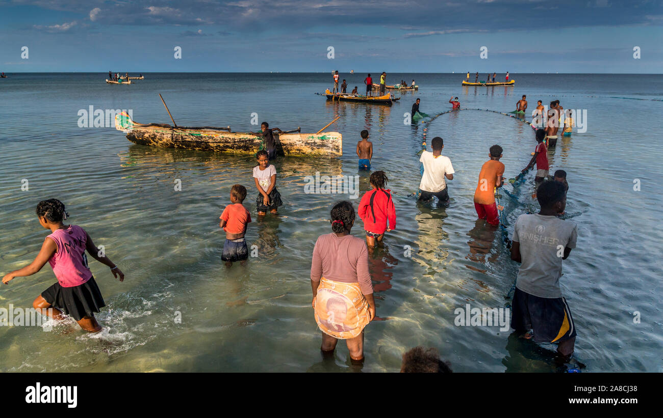 Comunità di Vezo vicino a Tulear (Toliara), Madagascar sud-occidentale. Immagini della vita quotidiana, specialmente attività di pesca. Foto Stock
