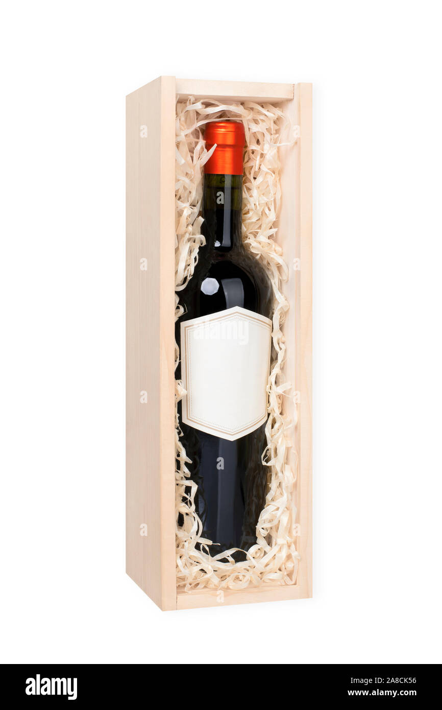 Aprire una scatola di legno con vite bottiglia con etichetta vuota riempita con shreded/carta paglia. Isolato su bianco. Percorso di clipping incluso. Foto Stock