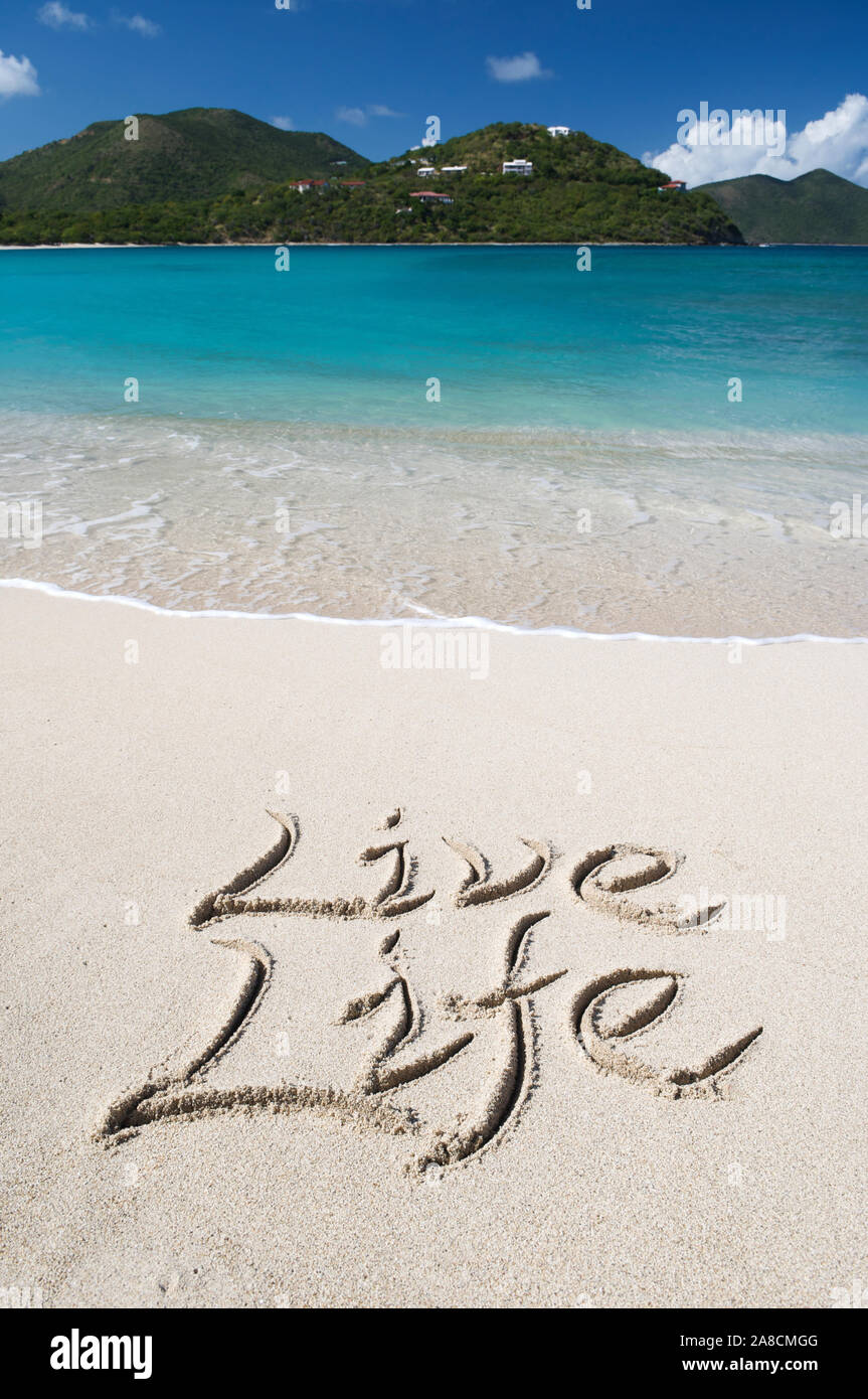 Messaggio di ispirazione vivere la Vita scritta a mano in modo uniforme e sabbia su una spiaggia tropicale Foto Stock