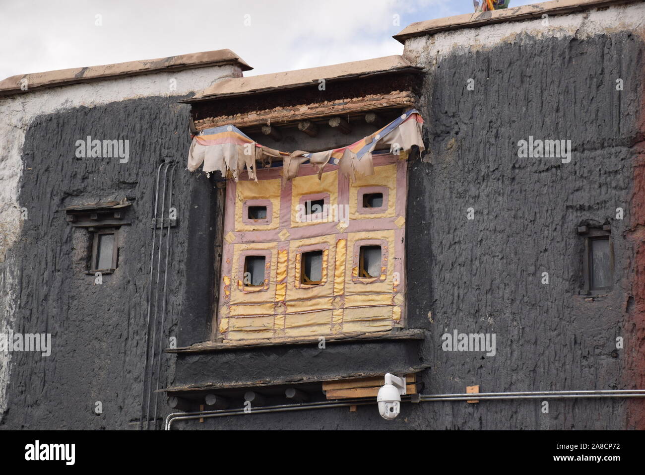 Windows all'interno del monastero Sakya Xigaze nelle vicinanze in Tingri county, il Tibet - Cina Foto Stock