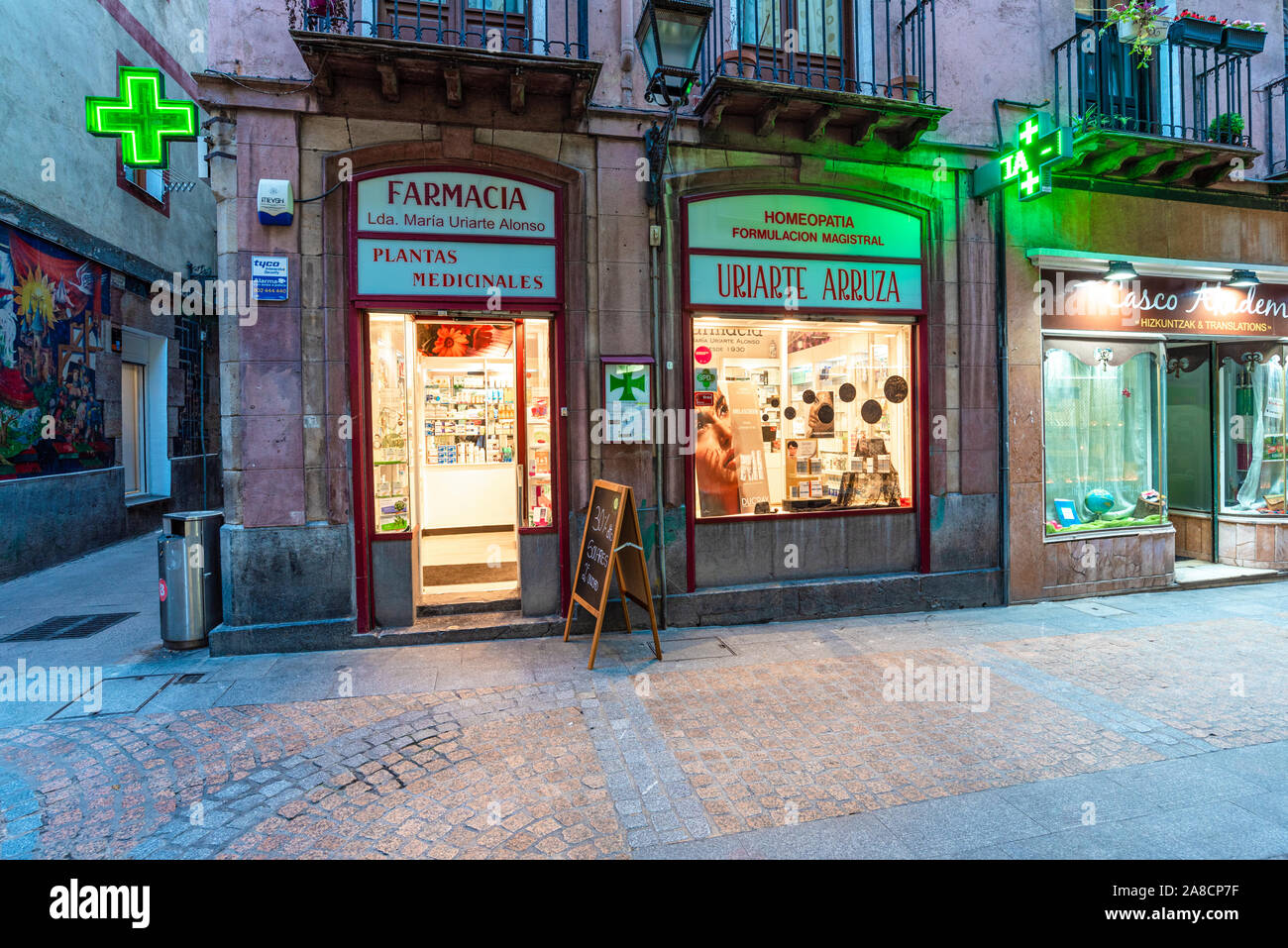 Bilbao, Spagna - 16 settembre 2019. La facciata della farmacia Uriarte sulla strada Harategi Zahar Kalea. Foto Stock