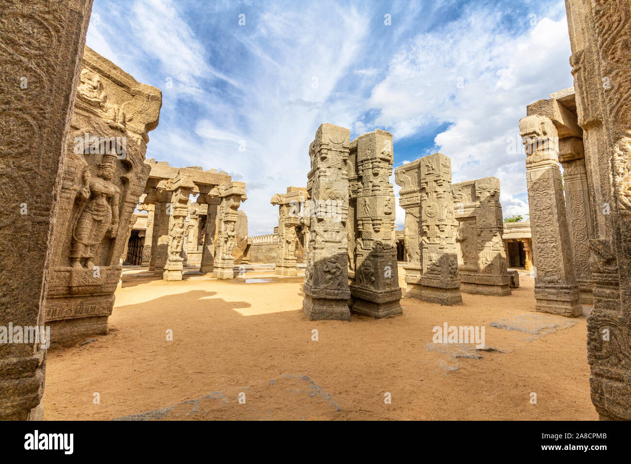 Splendidamente scolpito pilastri di pietra di Veerabhadra Lepakshi tempio, India. Fu costruita nel XVI secolo con profusione di sculture e dipinti. Foto Stock