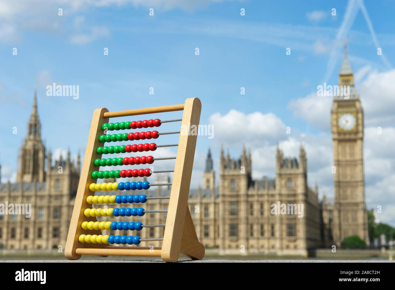 Abacus in rappresentanza di elezione voti per British partiti politici di fronte al Palazzo del Parlamento a Londra, Regno Unito Foto Stock