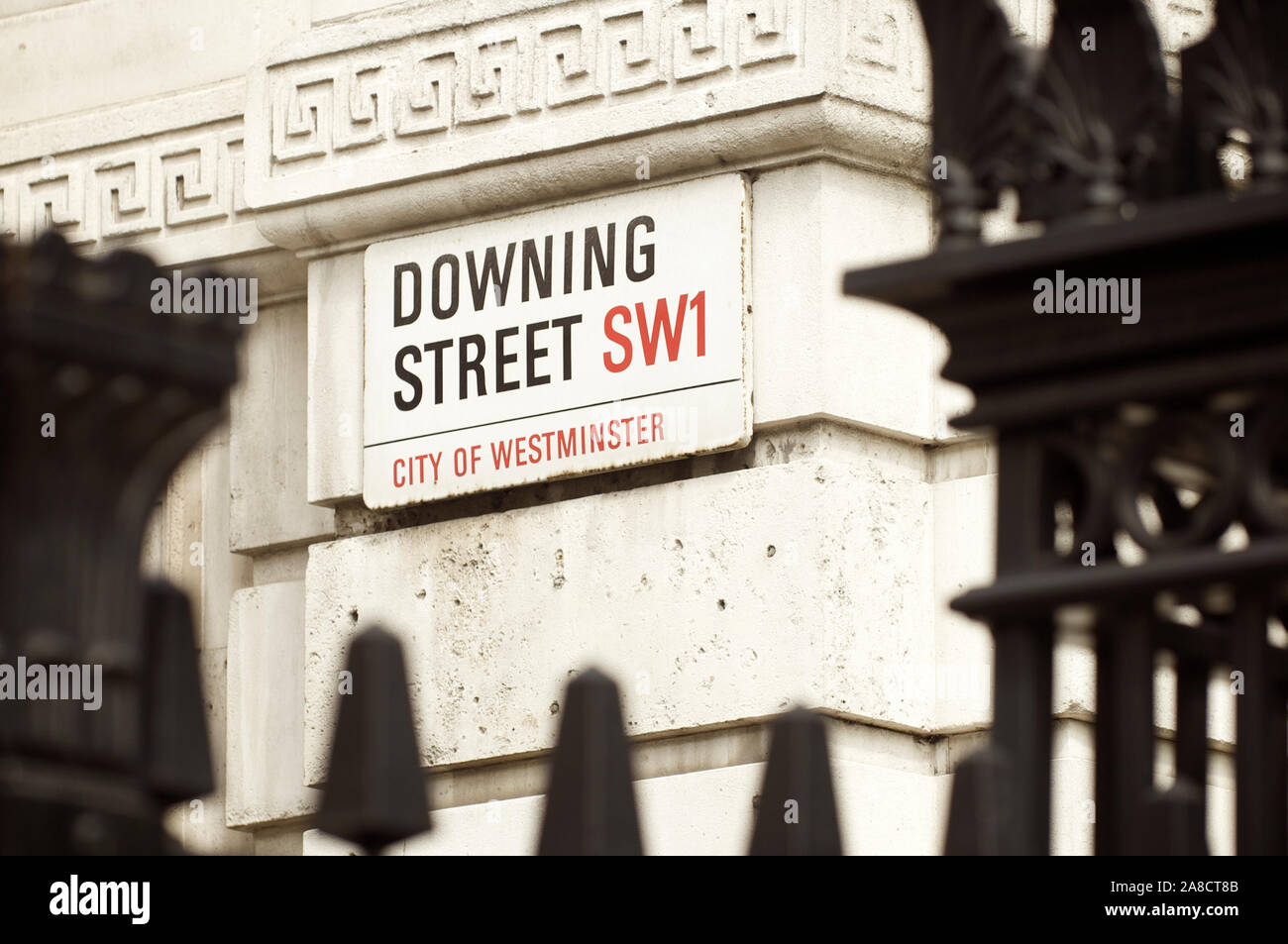 Londra - Giugno 2011: un cartello stradale per Downing Street, dove la residenza del Primo ministro è situato in un palazzo di Westminster. Foto Stock