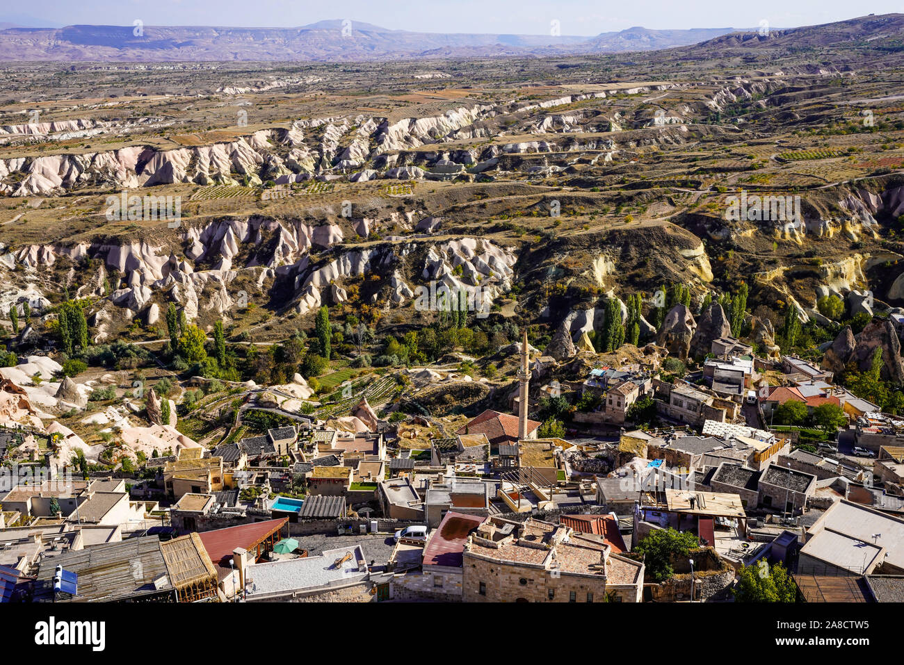 Vista panoramica della Cappadocia's magical landscape round Uchisar village, Anatolia, Turchia. Foto Stock