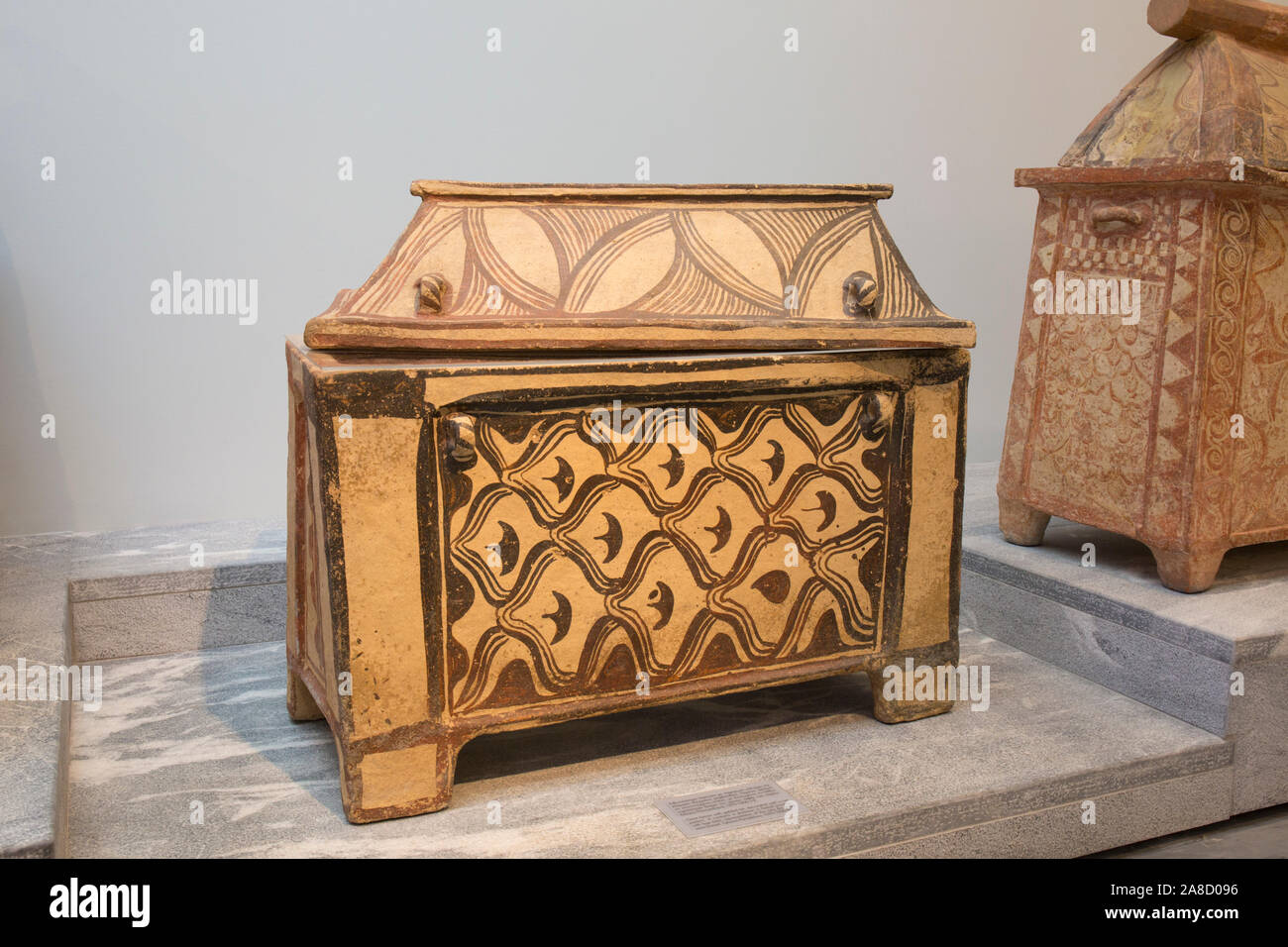 Heraklion, Creta, Grecia. Minoan larnax torace con coperchio a timpano sul display in Heraklion Museo Archeologico. Foto Stock