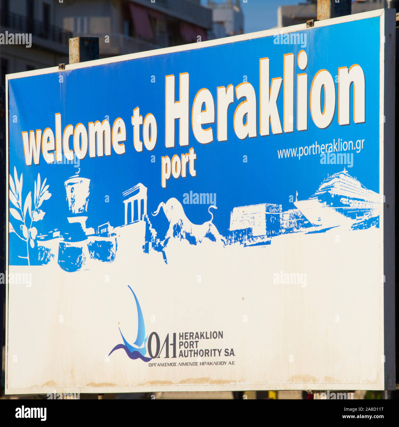 Heraklion, Creta, Grecia. Cartello di benvenuto accanto al porto veneziano. Foto Stock