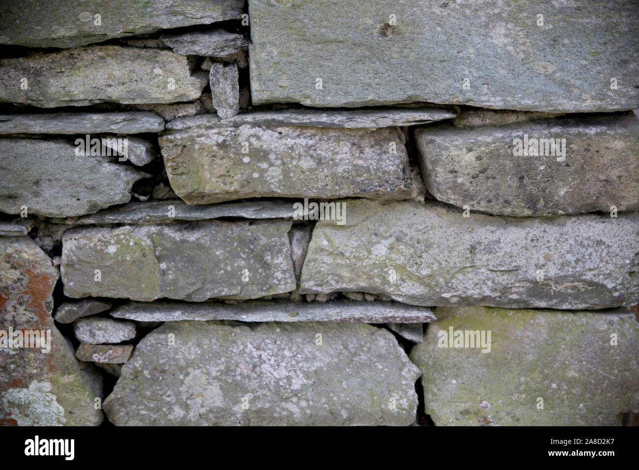 Close up dettaglio di un tradizionale vecchio in pietra a secco, a parete in grigio, ideale per sfondo astratto Foto Stock