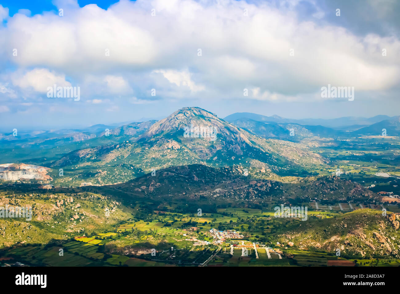 La natura con le nuvole e verde in vista collina india Foto Stock