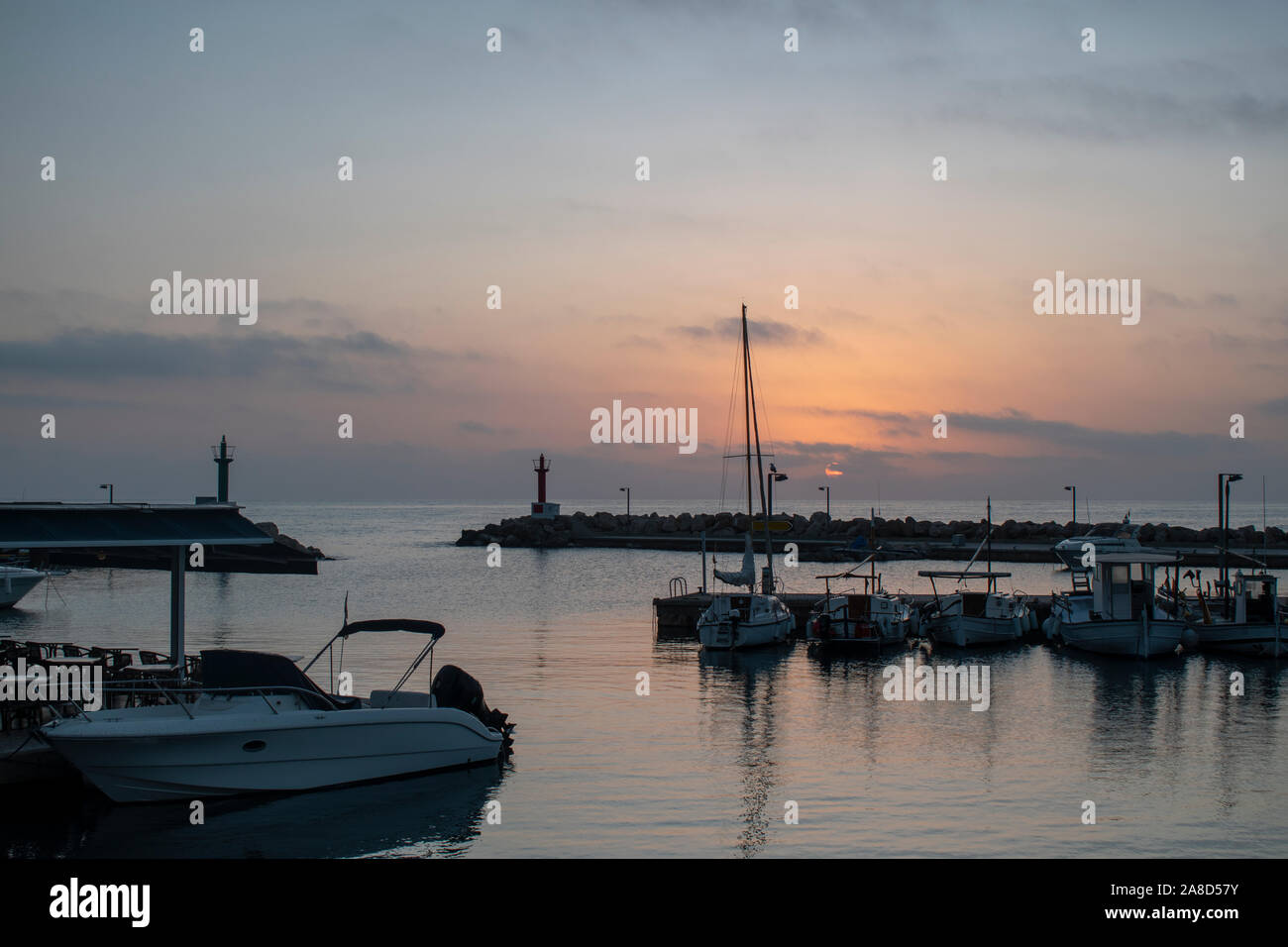 Tramonto su Cala Bona Marina in Maiorca, pacifico e tranquillo per iniziare la giornata. Foto Stock